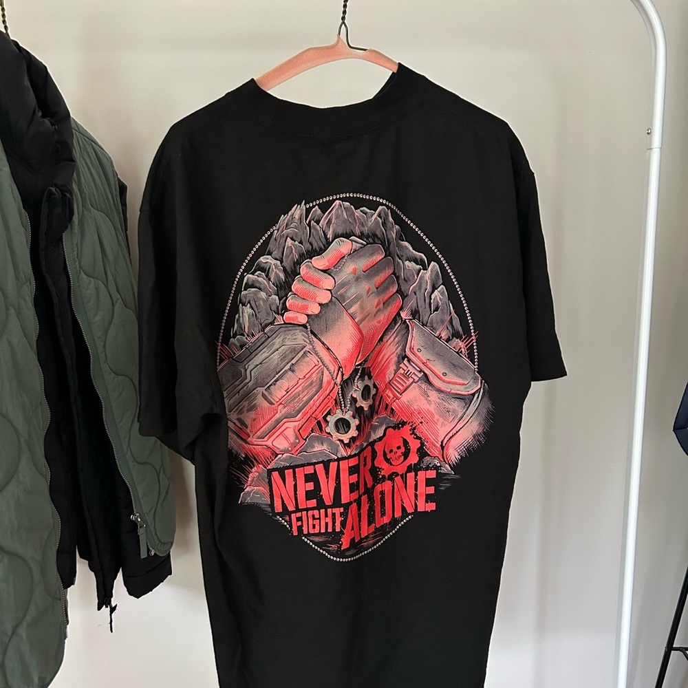 Men’s Heavy Cotton XBox Gears of War Never Fight Alone T Shirt Large